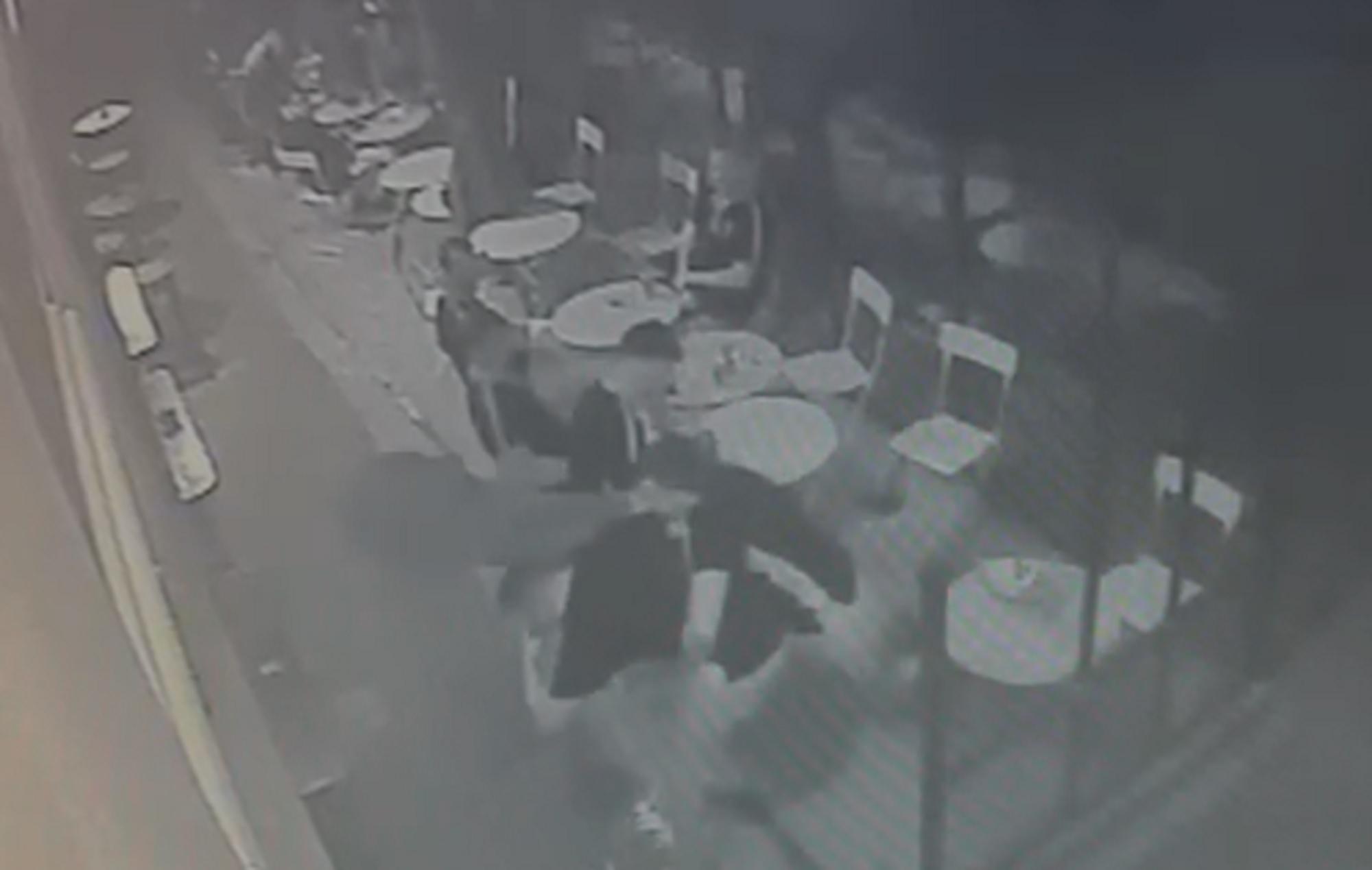 Due dei rugbisti mentre si avventano sull'ombrellone del Nelson Tavern