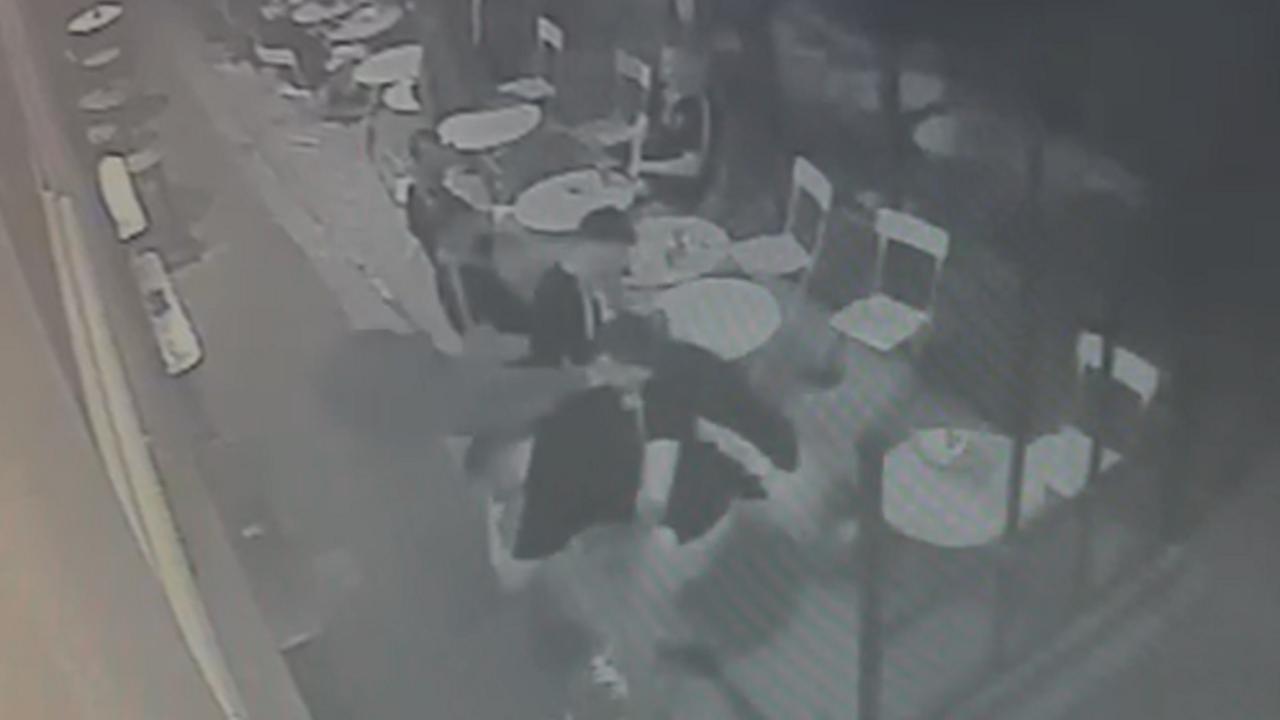 Due dei rugbisti mentre si avventano sull'ombrellone del Nelson Tavern