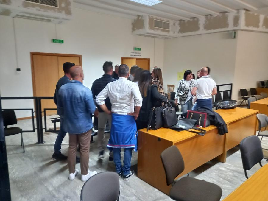 
	I cavalieri e i loro avvocati a sentenza pronunciata

