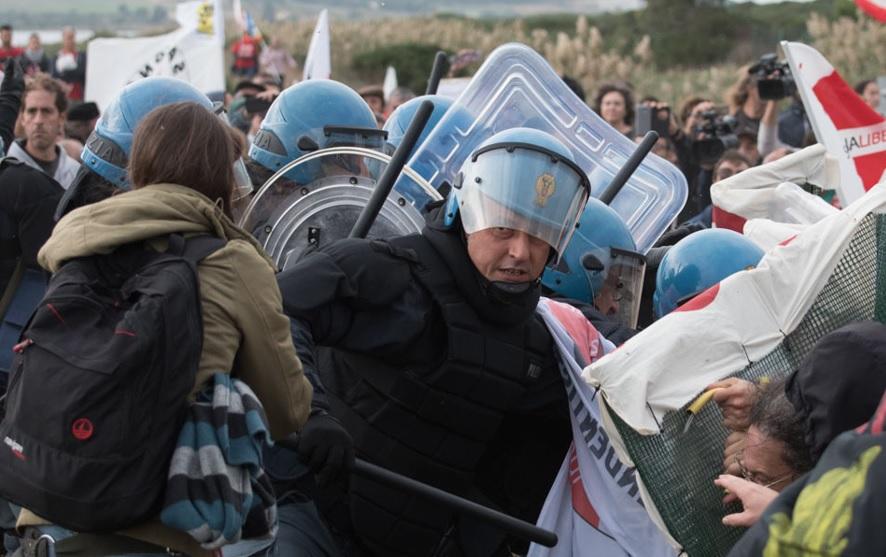 Idranti contro gli anti militaristi: il corteo non arriva all’aeroporto militare di Decimomannu