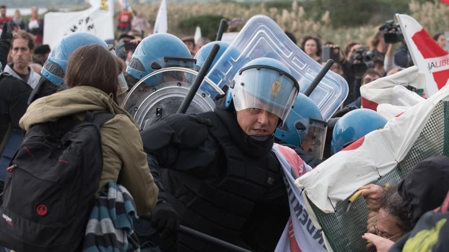 Idranti contro gli anti militaristi: il corteo non arriva all’aeroporto militare di Decimomannu