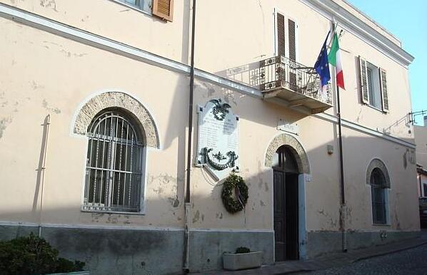 Il sindaco di Codrongianos vince il bando. L’opposizione: si dimetta