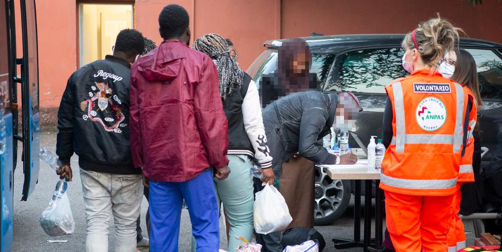 Migranti arrivati a Modena e alloggiati in albergo 