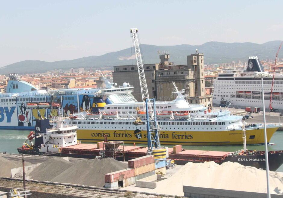 Due traghetti di Moby e Corsica Ferries in porto a Livorno (Pentafoto / Archivio Tirreno)