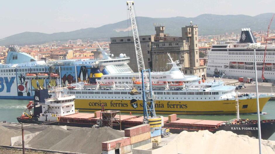 Due traghetti di Moby e Corsica Ferries in porto a Livorno (Pentafoto / Archivio Tirreno)