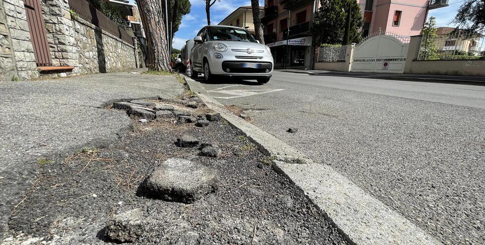 Le criticità sui marciapiedi e nella carreggiata in via Sardegna e via Marconi (foto Nucci)