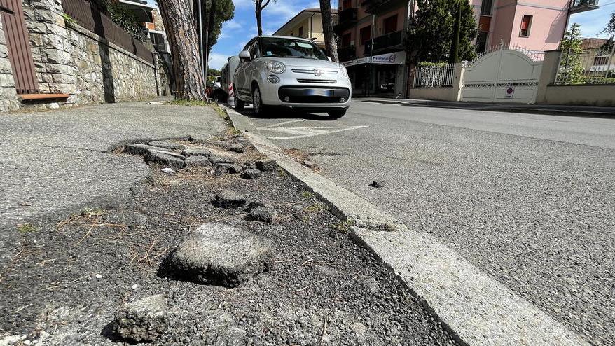 Le criticità sui marciapiedi e nella carreggiata in via Sardegna e via Marconi (foto Nucci)
