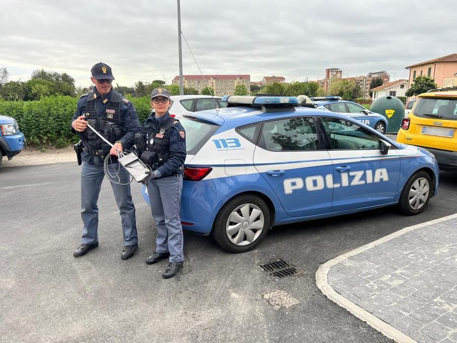 Pisa, fallito assalto al bancomat: la polizia trova la “marmotta” e la fa esplodere – Video