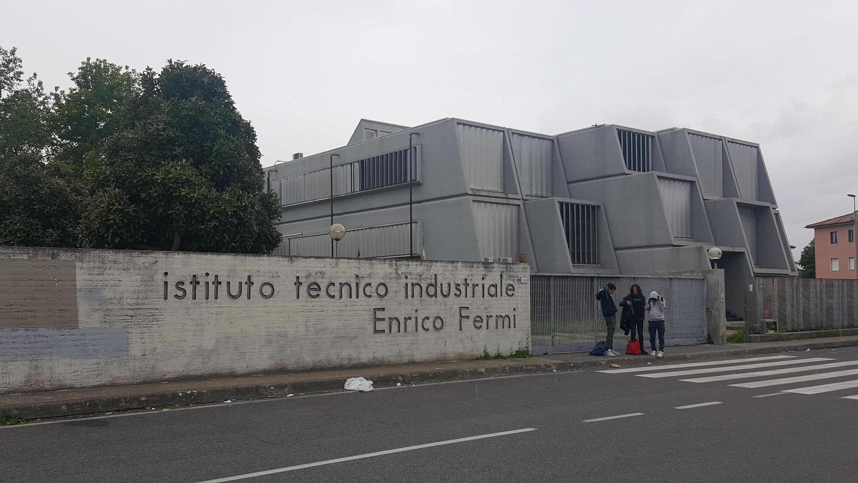 Lucca, telecamera nel bagno delle ragazze dell’Iti: due le ipotesi