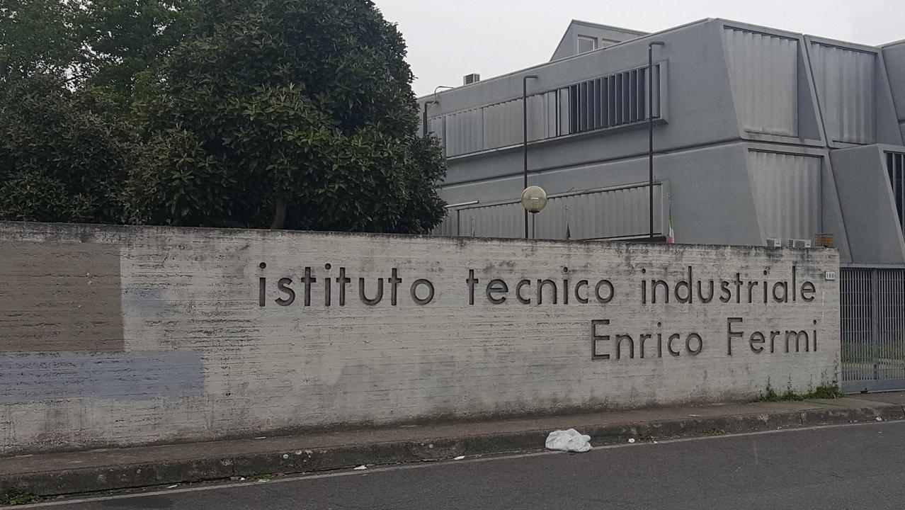 Lucca, telecamera nel bagno delle ragazze dell’Iti: due le ipotesi