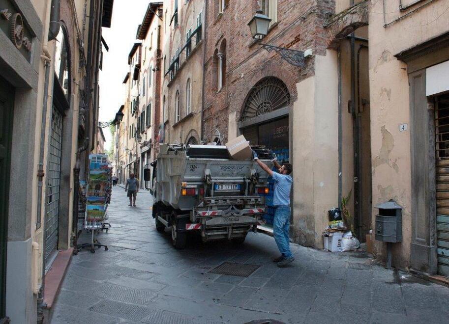 Un mezzo della raccolta rifiuti in via  Fillungo