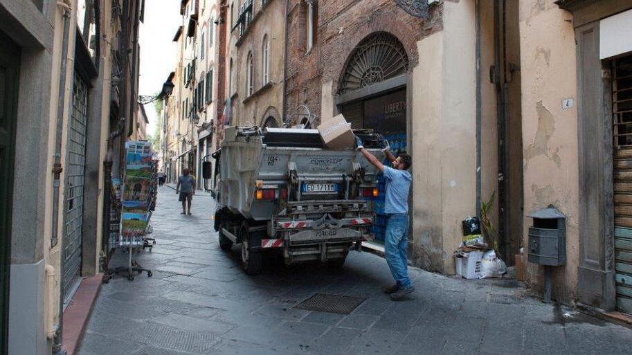 Un mezzo della raccolta rifiuti in via Fillungo