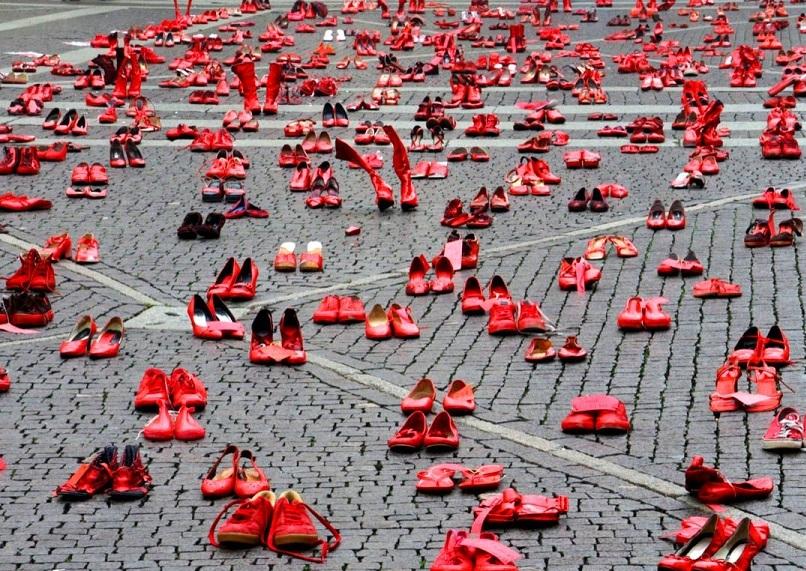 Le scarpette rosse simbolo della lotta contro la violenza sulle donne