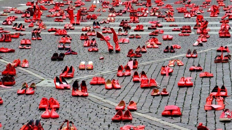 Le scarpette rosse simbolo della lotta contro la violenza sulle donne