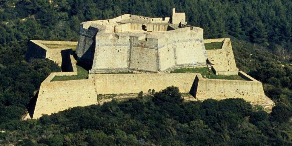 La splendida fortificazione di Forte Stella a Porto Ercole