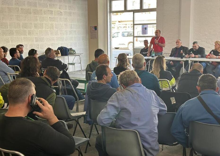 Un momento dell’assemblea dei lavoratori del parco industriale Solvay tenutasi ieri pomeriggio