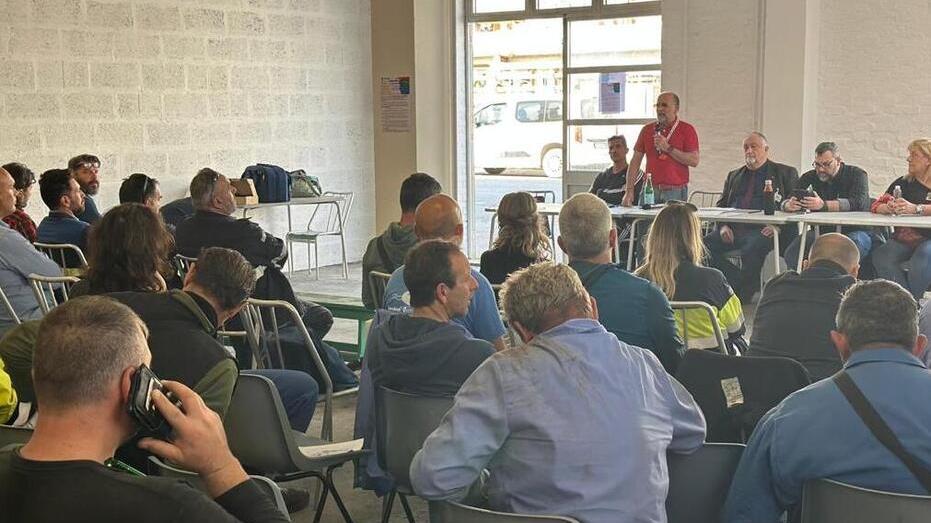 Un momento dell’assemblea dei lavoratori del parco industriale Solvay tenutasi ieri pomeriggio