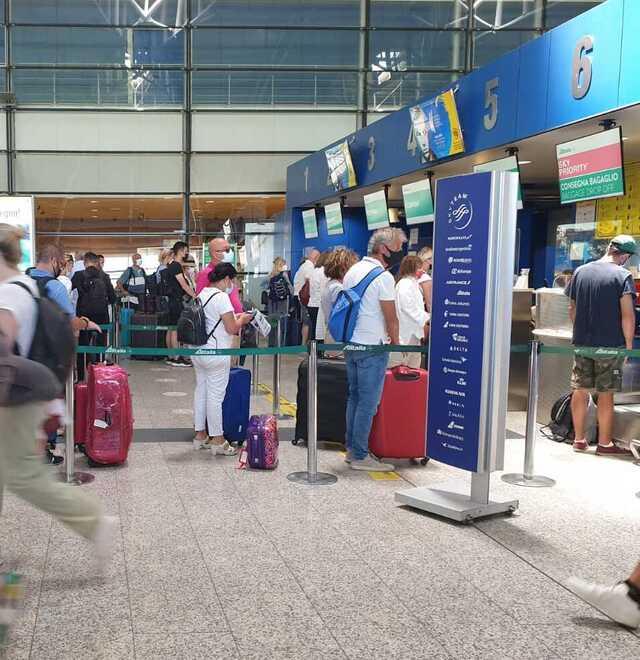 Il deputato Lai all'attacco: «Una strategia comune o l’aeroporto di Alghero va verso la chiusura» 