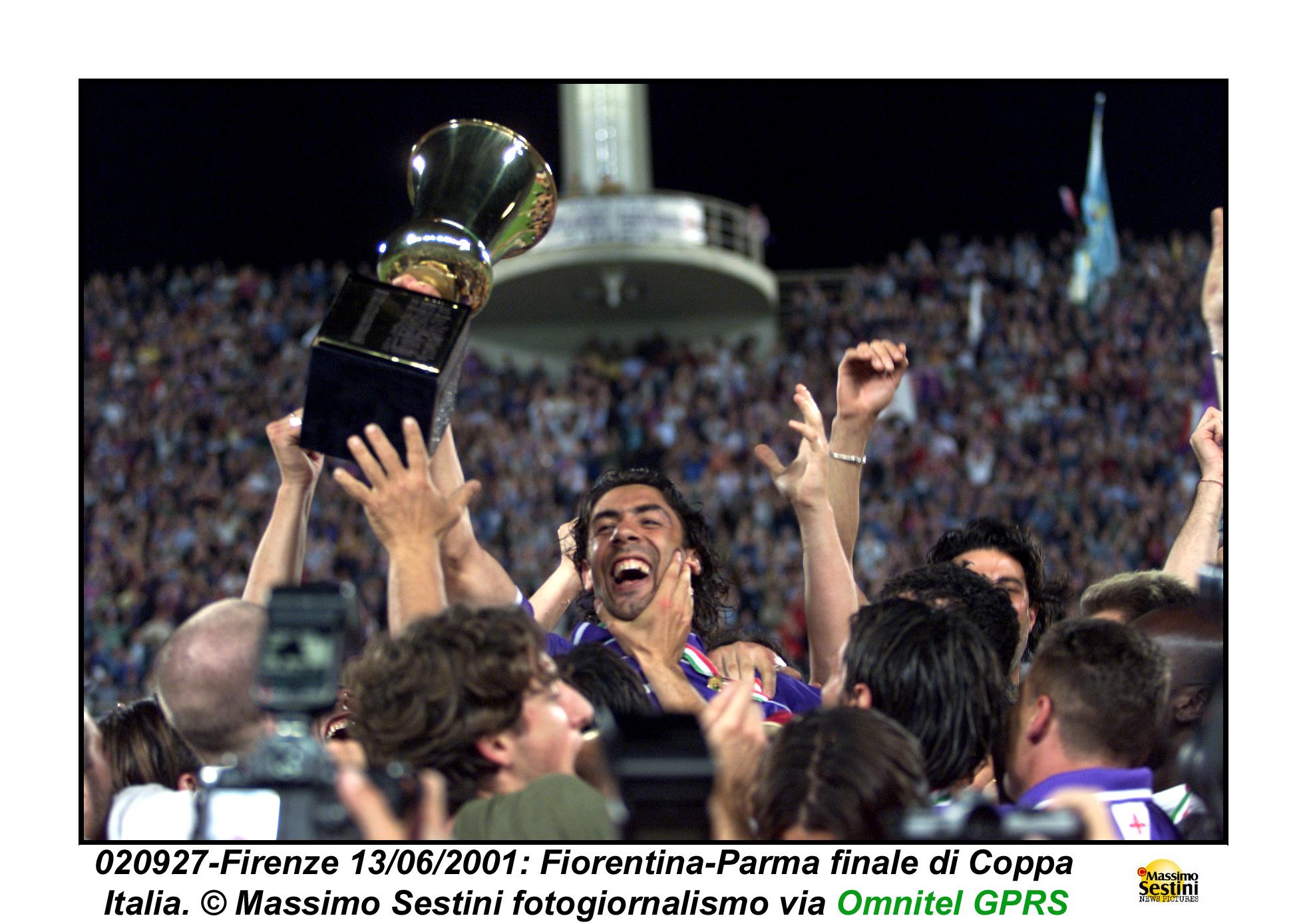 Rui Costa solleva la coppa al cielo dietro davanti alla tribuna Maratona nel 2001: poco dopo la società falli