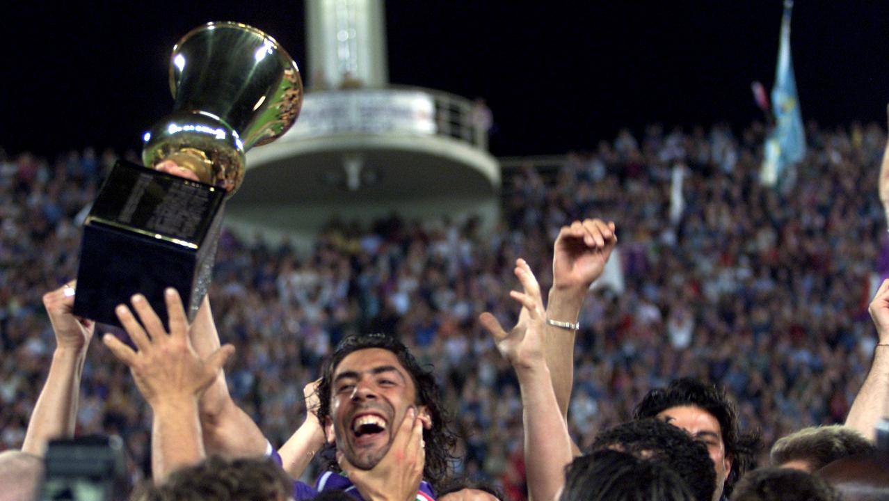 Rui Costa solleva la coppa al cielo dietro davanti alla tribuna Maratona nel 2001: poco dopo la società falli