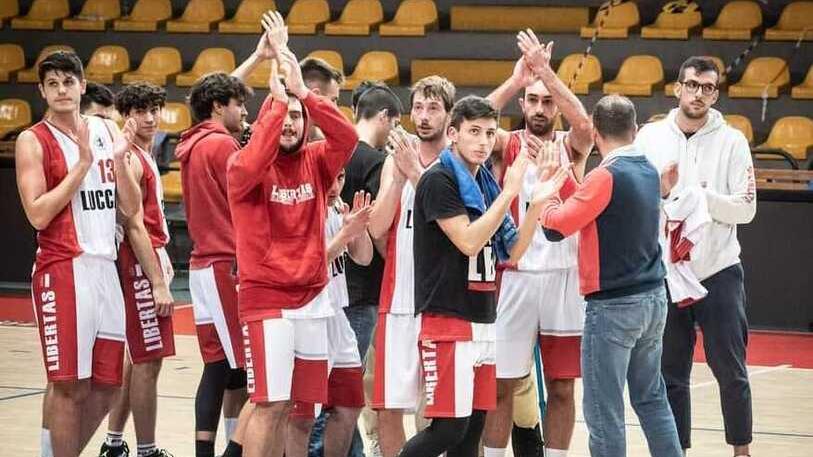 I giocatori della Libertas salutano il pubblico (foto Fb Libertas)