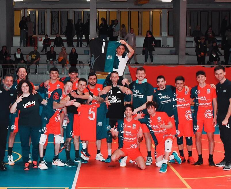 I giocatori della Sacma Group Rawlplug Volley Cecina festeggiano la vittoria contro la Polisportiva Remo Masi avvenuta sabato scorso al PalaFrontera: in caso di vittoria a Cortona i rossoblù si manterrebbero al primo posto