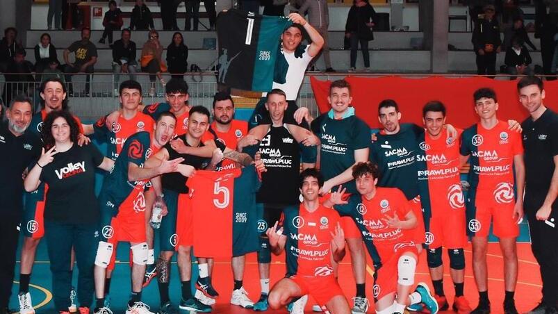 I giocatori della Sacma Group Rawlplug Volley Cecina festeggiano la vittoria contro la Polisportiva Remo Masi avvenuta sabato scorso al PalaFrontera: in caso di vittoria a Cortona i rossoblù si manterrebbero al primo posto