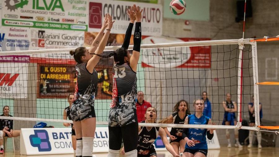 Al palasport (ore 17,30) ultimo match casalingo L’avversario è il già retrocesso Pian di Scò Valdarno. Qui un muro di Sara D'Erasmo e Lavinia Poggetti