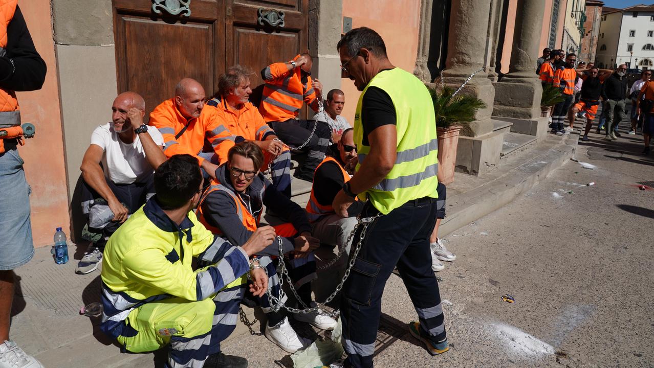 Livorno, il grido d'aiuto dei nove portuali precari da una vita: «Contratti a ore e stipendi da fame»