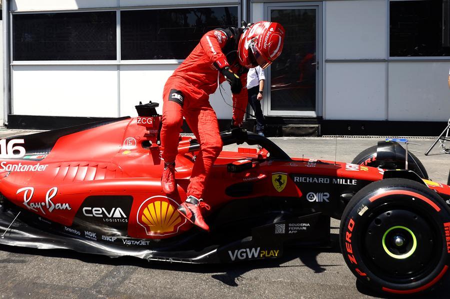 Perez davanti alla Ferrari di Leclerc nella gara sprint