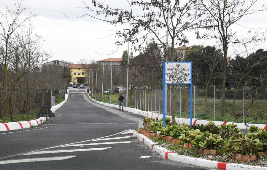 Nuoro, camorrista detenuto a Badu ‘e Carros aggredisce un agente penitenziario