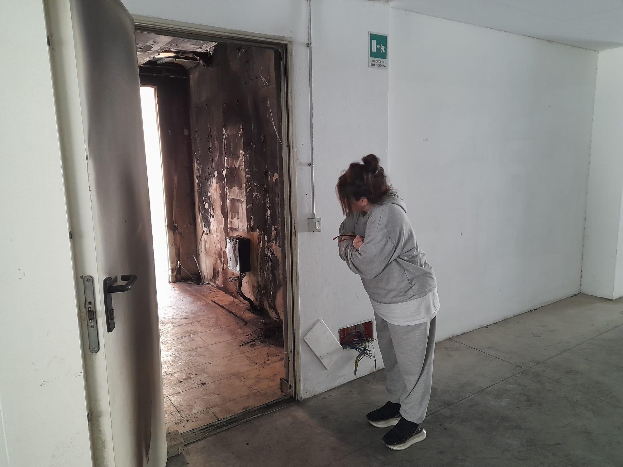 Michele mentre guarda i contatori andati a fuoco