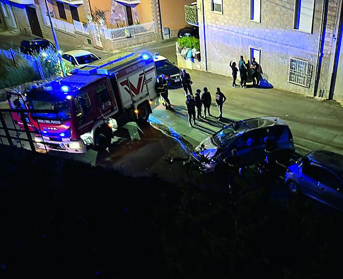 Sennori, dopo un volo di dieci metri “atterrano” su un’auto in sosta: illese