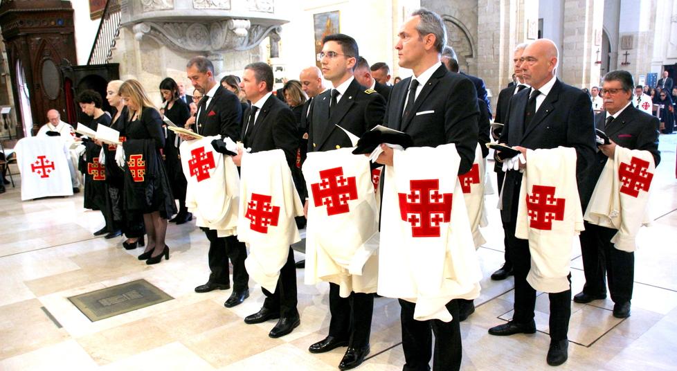 Sassari, il duomo invaso da dame e cavalieri: «È il nostro aiuto alla Terra santa» 