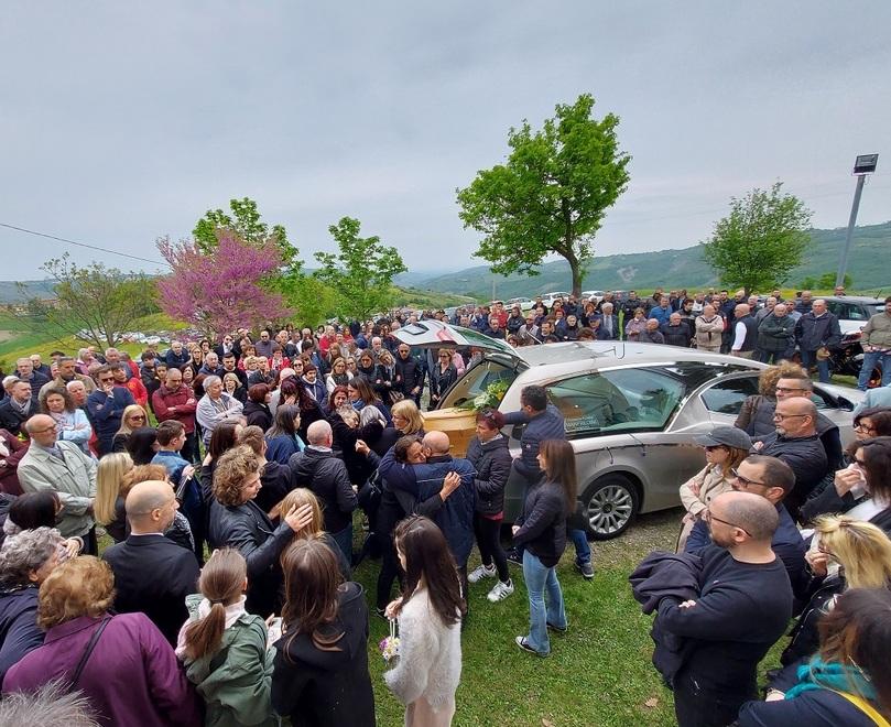 Serramazzoni. In 300 commossi a Pazzano per l’addio a Beppe «Resterai sempre nei nostri cuori» 