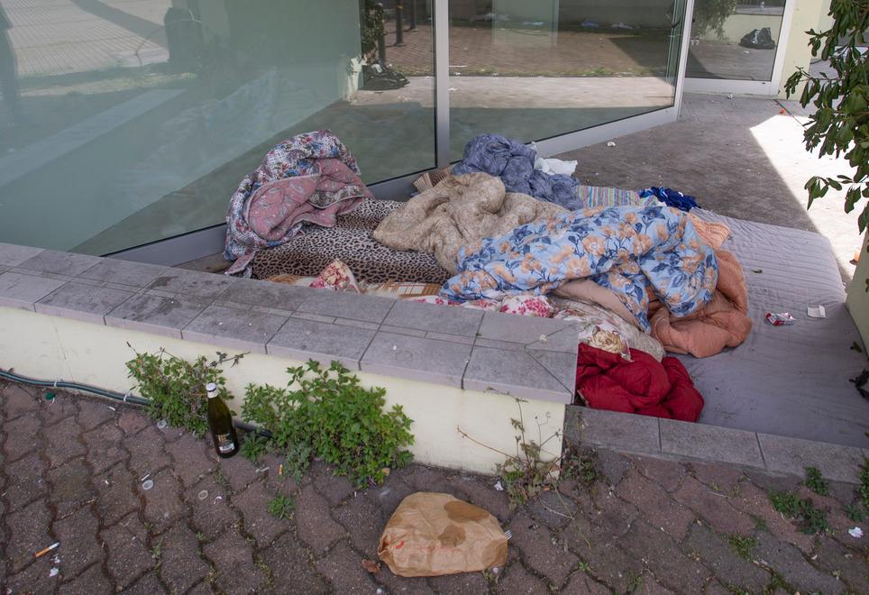 Modena Il negozio sfitto diventa dormitorio In via Emilia Ovest situazione critica 