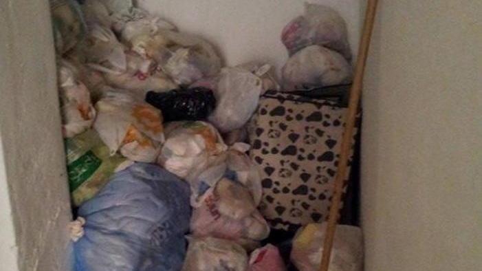 Casa disabitata la proprietaria la trova piena di rifiuti