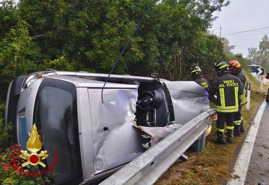 Olbia, perde il controllo dell’auto e finisce fuori strada: ragazza in ospedale