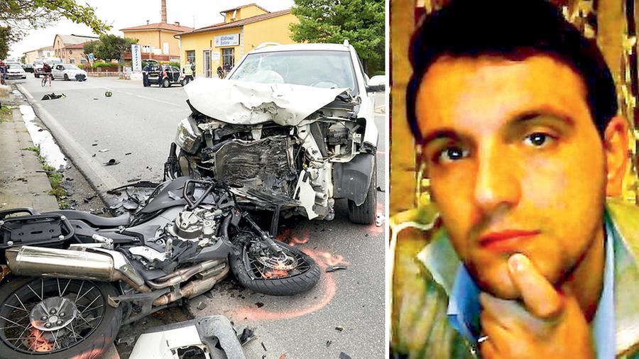 Montelupo, geometra morto a 40 anni: la disperazione del fratello davanti alla moto distrutta