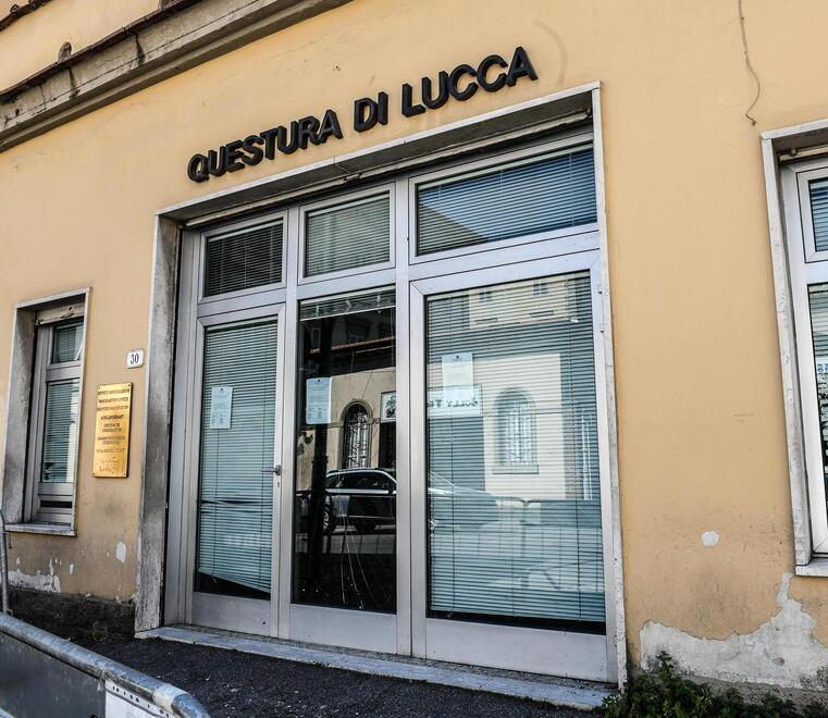 Lucca, documenti falsi per il permesso: sgominata una banda. Ci sono 8 indagati