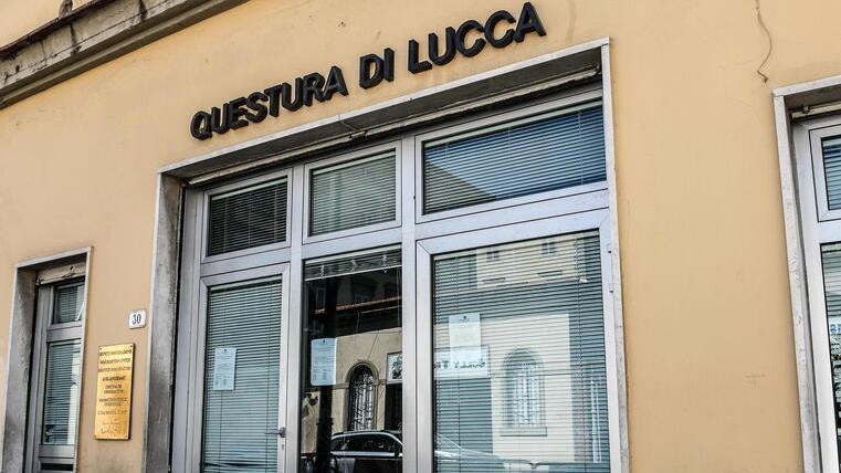 Lucca, documenti falsi per il permesso: sgominata una banda. Ci sono 8 indagati