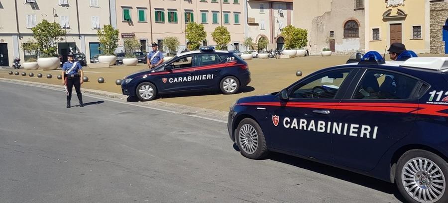 
	I carabinieri in piazza del Luogo Pio&nbsp;

