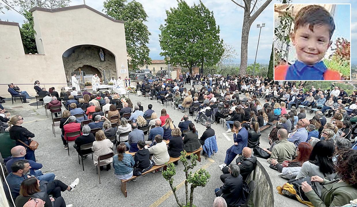 Prato, folla per i funerali del piccolo Pietro: «Sei la nostra stella, sapevi cosa significava essere amici»