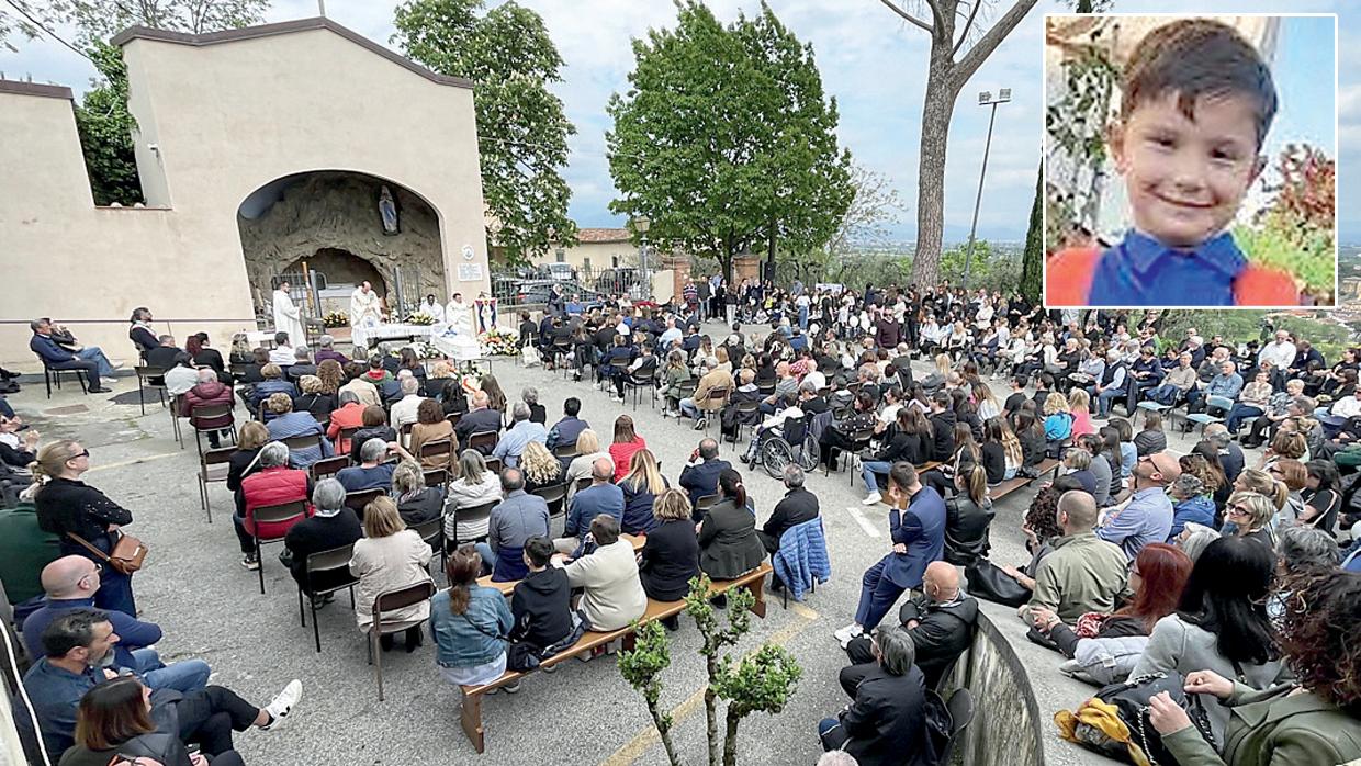 Prato, folla per i funerali del piccolo Pietro: «Sei la nostra stella, sapevi cosa significava essere amici»