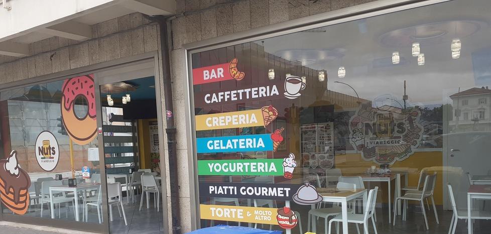 «Dammi 150 euro»: rapina in un bar di piazza Mazzini a Viareggio. Nel locale anche una bambina
