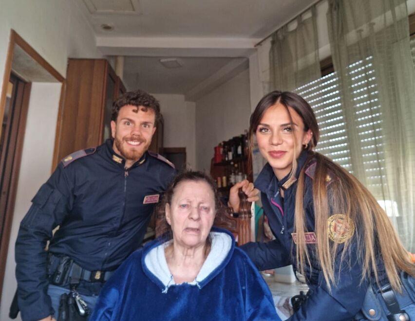 Massa, poliziotti “angeli” corrono a sostegno di una anziana sola