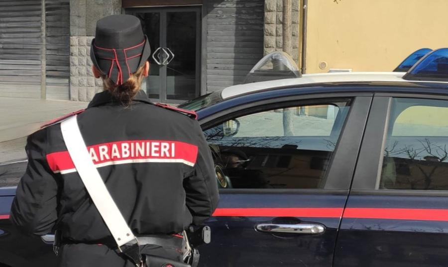 Litiga con i genitori e gli trovano la droga in casa, denunciato un 33enne
