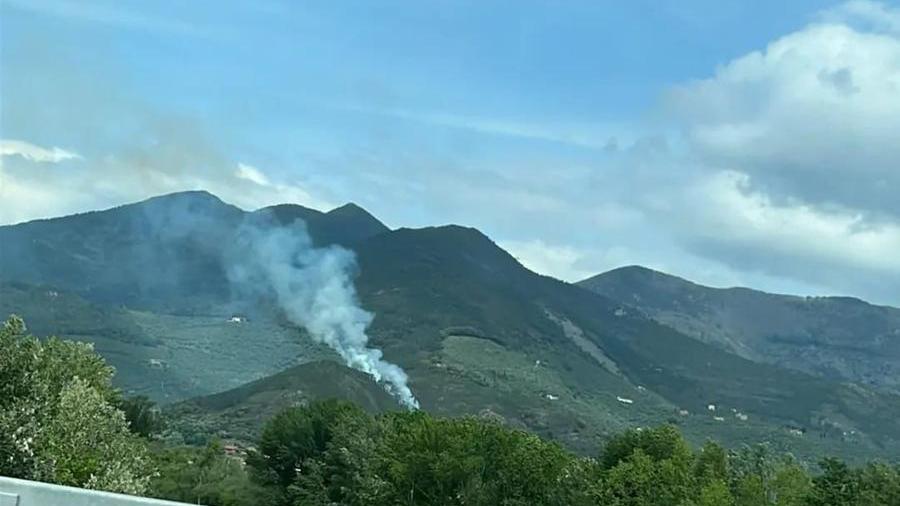 Il fumo visibile dalla strada