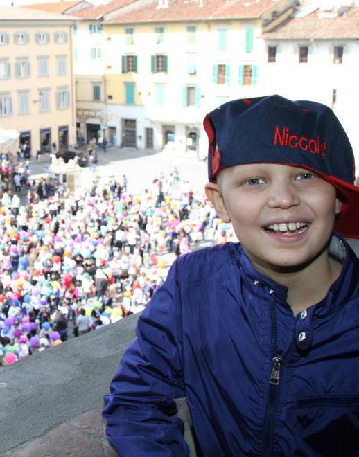 Usano un bimbo gravemente malato per truffare i negozi 