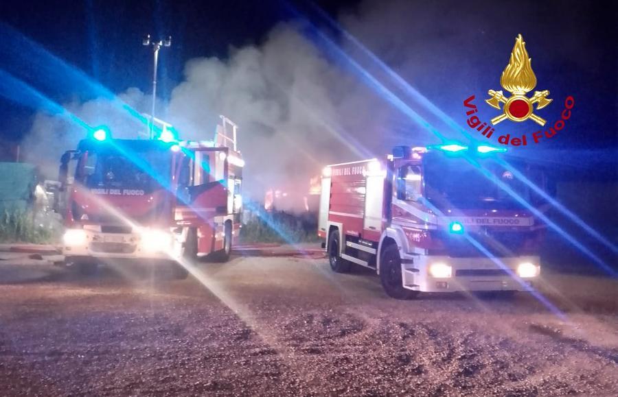 Incendio a Scandicci: fiamme e fumo sulla Fi-Pi-Li, ma non ci sono feriti